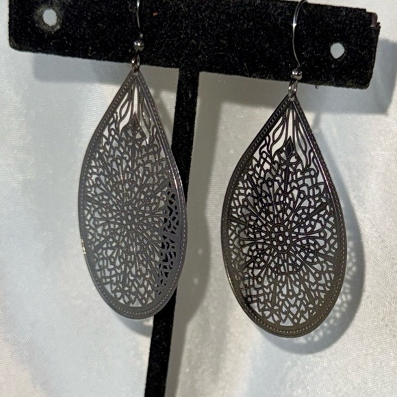 Sophisticated Dark Gunmetal Filigree Teardrop Dangle Earrings - Picture 9 of 10